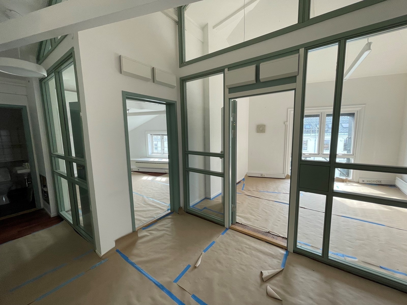 Gangareal forran kontor. arealet tenoveres og er innflyttingsklart 01.09.2023. Galleribilde