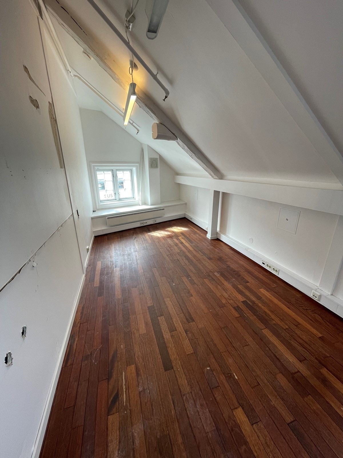 Cellekontor med skrå tak. Galleribilde