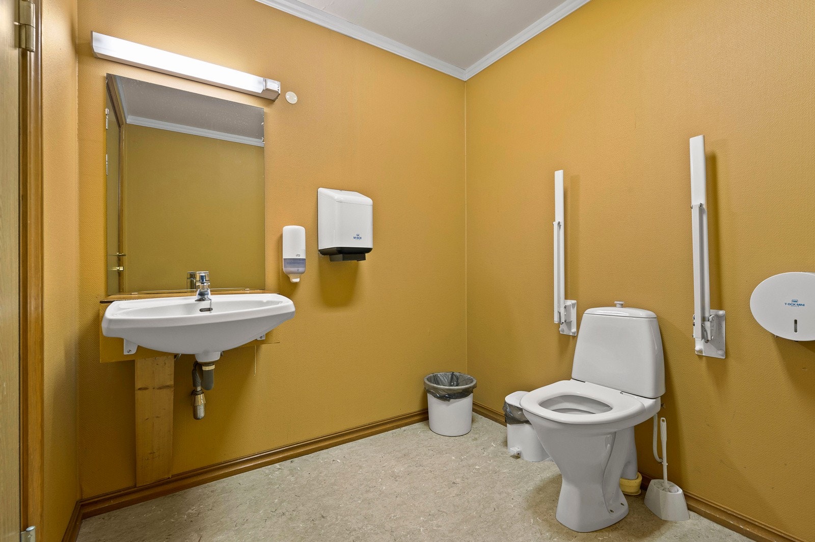 Separat WC i hovedetasjen i umiddelbar avstand til inngangsparti. Galleribilde