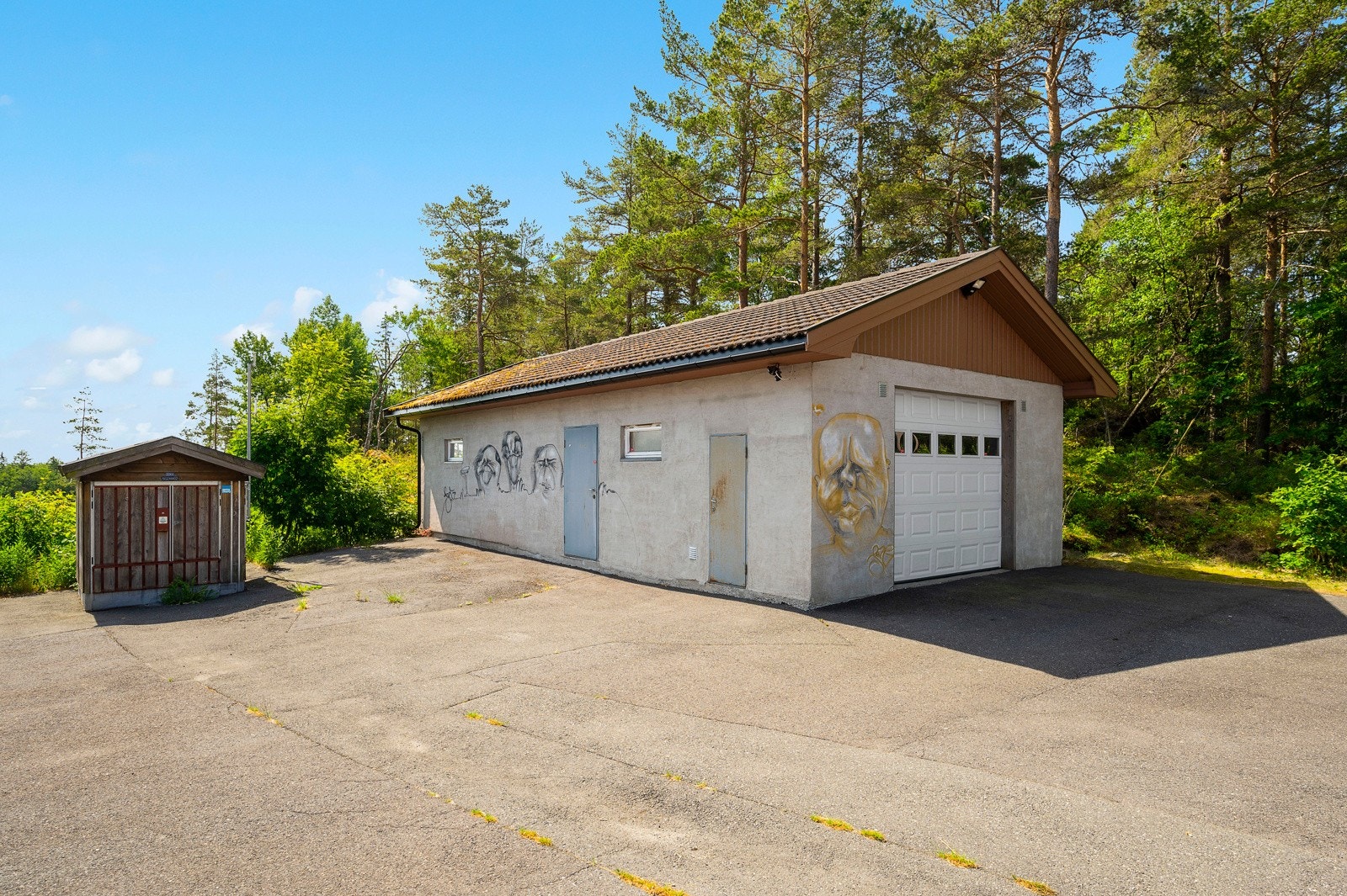 Det er oppført en 65 kvm stor garasje på tomten, denne har leddport med automatisk åpner. Galleribilde