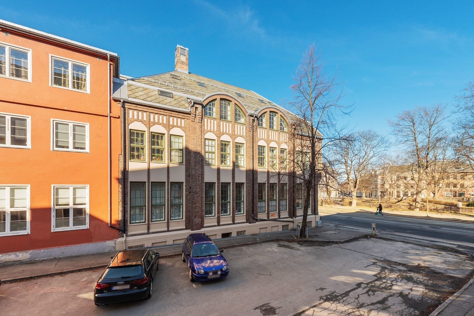 Parkering rett utenfor lokalene. Galleribilde