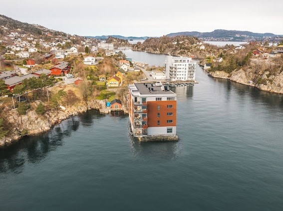 Eiendommen har idag sjø på tre sider. Galleribilde