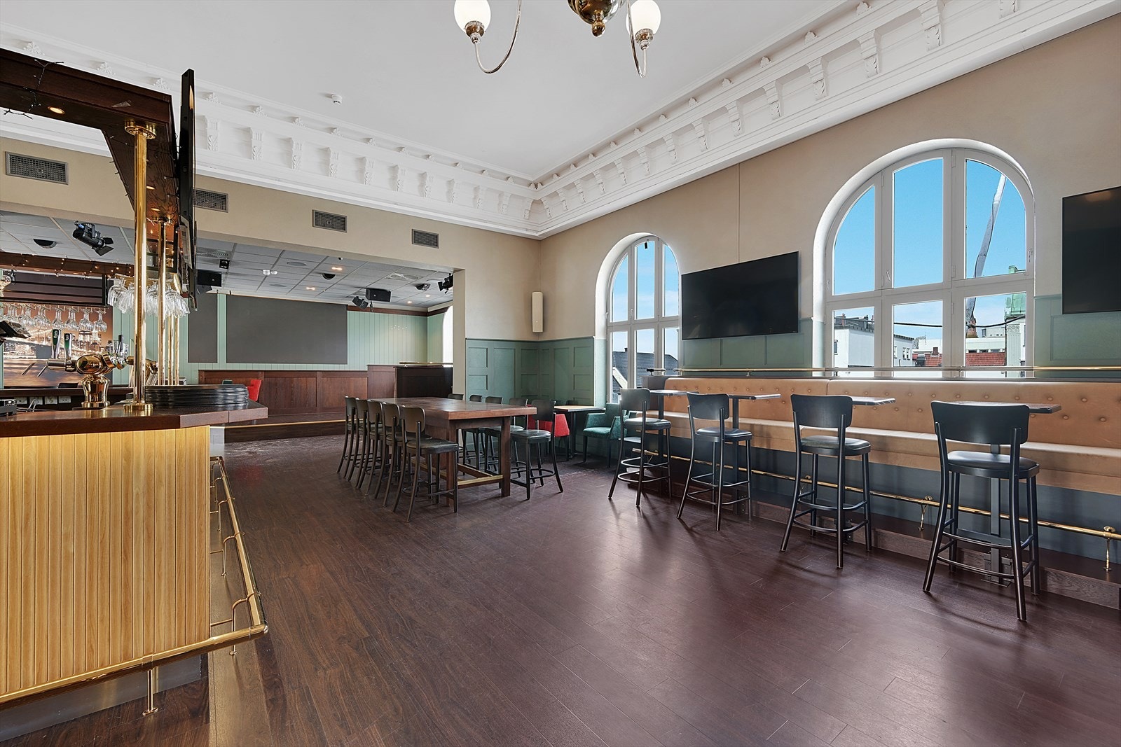Scene, bar 2. etg. Galleribilde