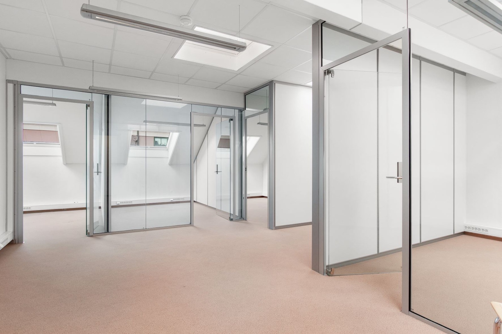 Seksjon med 4 kontorer i åpenløsning avskilt med glassvegger. Også mulighet for et 5 kontor her. Galleribilde