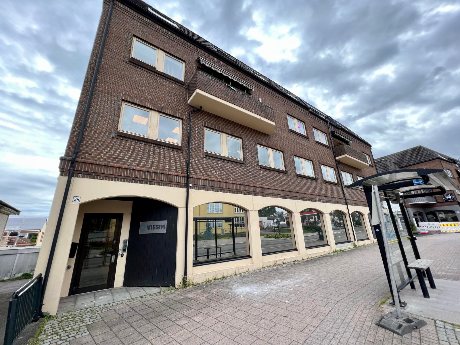 Fasade og inngang til trappegang Galleribilde
