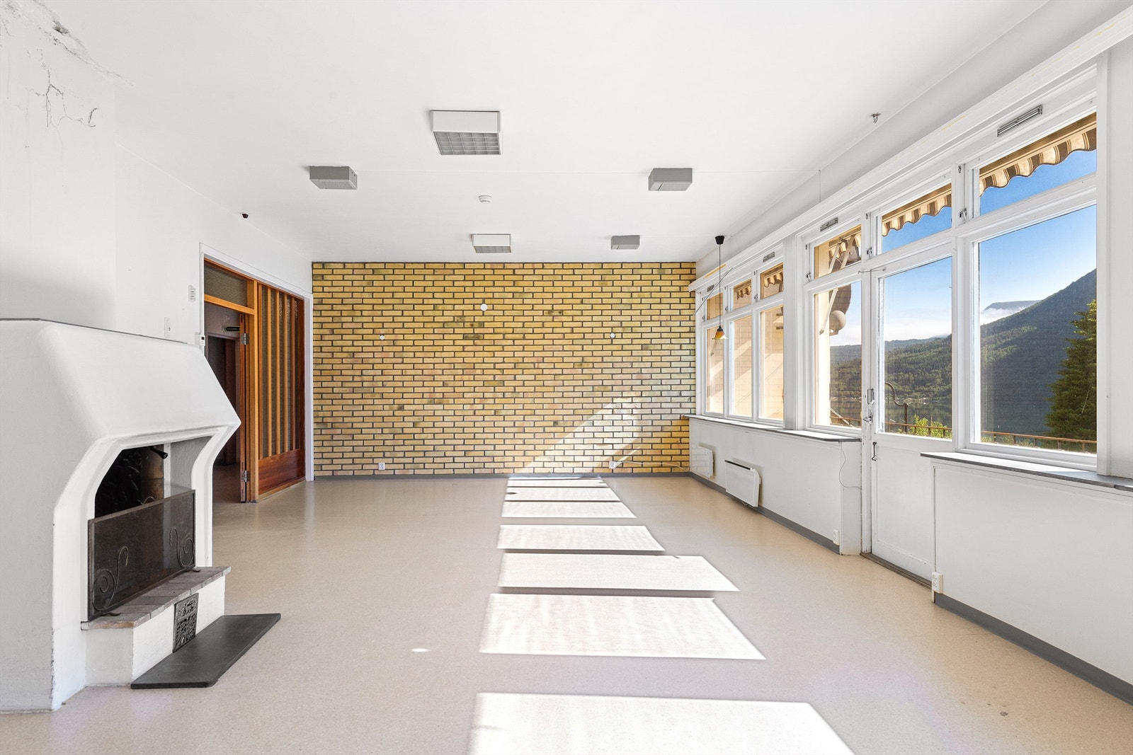 Peisestue med utgang til veranda. Galleribilde