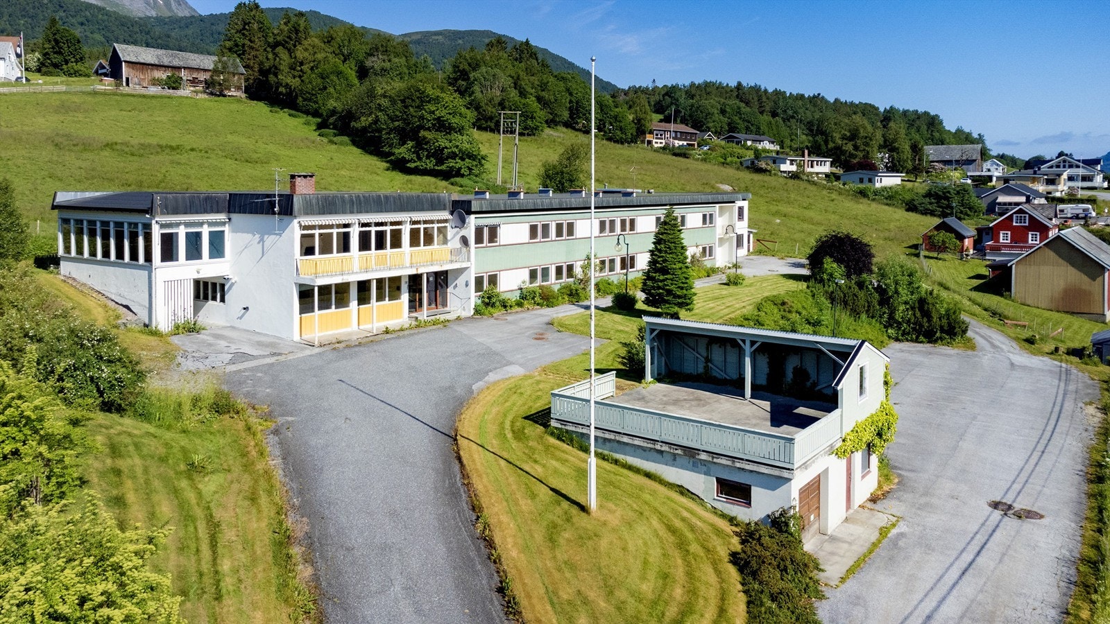 På eiendommen ligger det trygdeheim og garasje. Galleribilde