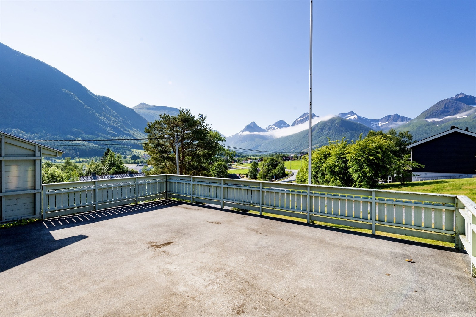 Romslig terrasse oppå garasjen Galleribilde