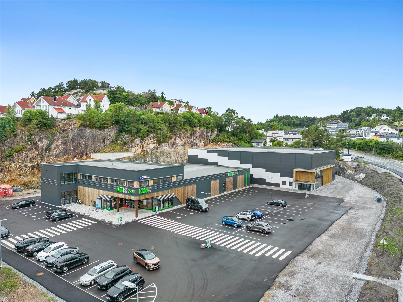 Eiendommen ligger ved siden av Kiwi butikk. God parkering på eiendommen.