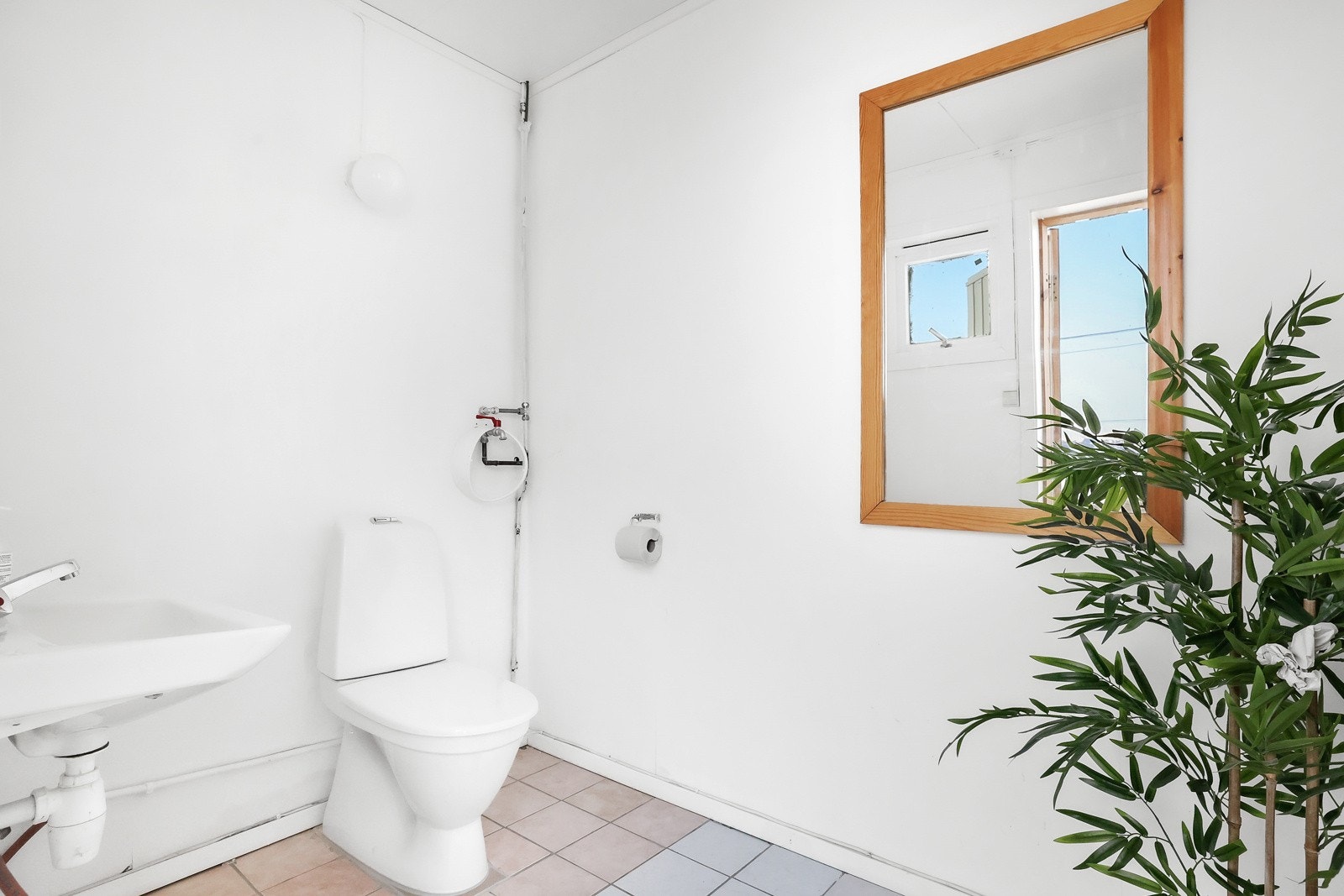 Kundetoalett med adkomst utenfra Galleribilde