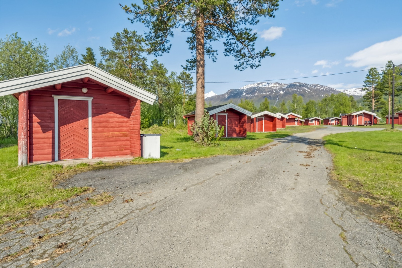 Eldre campinghytter med enkel standard Galleribilde