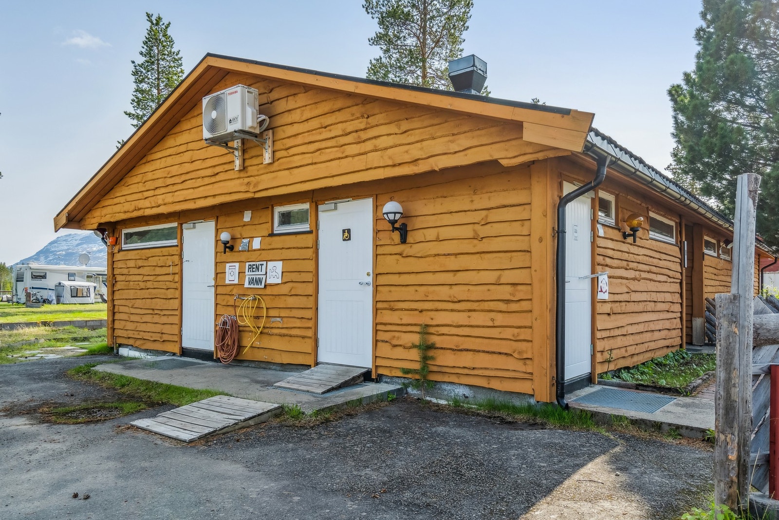 Sanitærbygg med felleskjøkken, dusjer og toalettfasiliteter Galleribilde