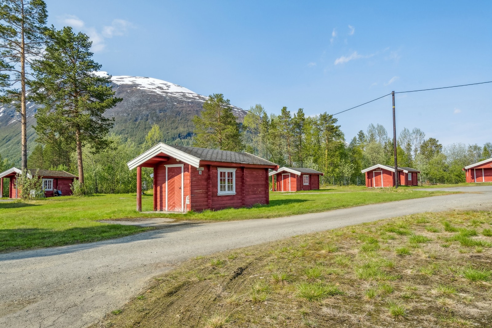 Eldre campinghytter med enkel standard Galleribilde