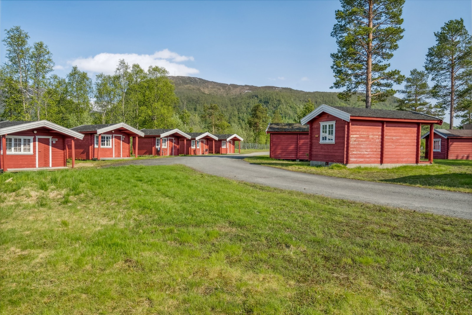 Eldre campinghytter med enkel standard Galleribilde