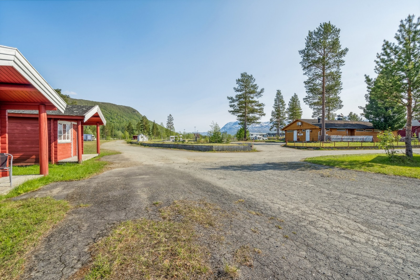 Eldre campinghytter med enkel standard Galleribilde