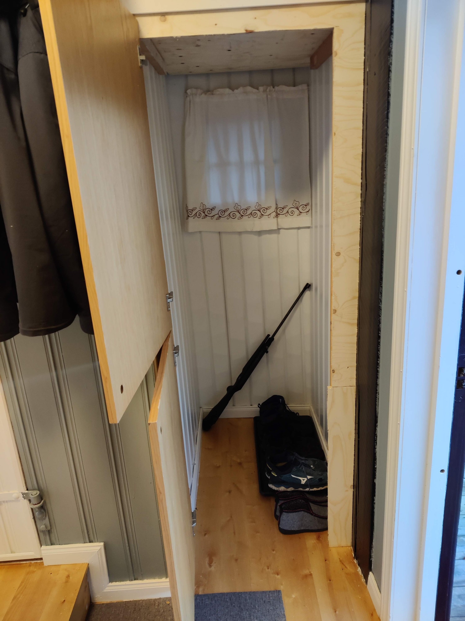 Skap/oppbevaringsrom i gang. Bod finnes i tillegg Galleribilde