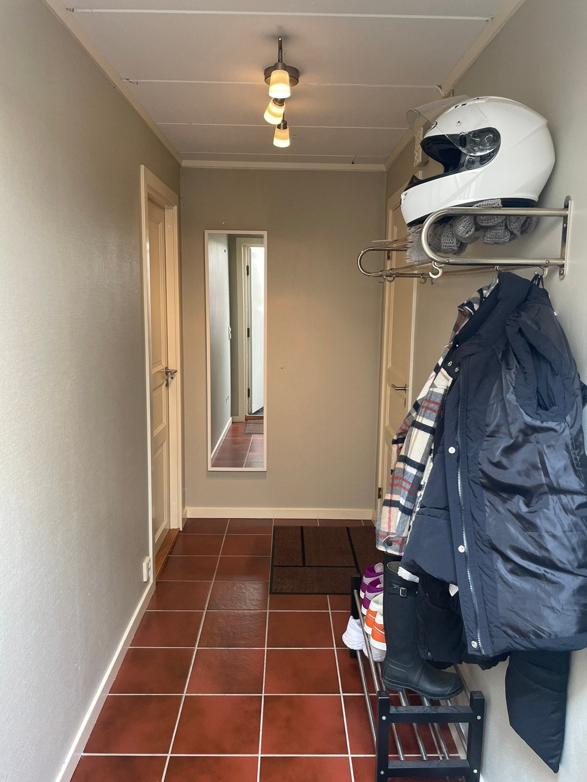 Gang med garderobe. Galleribilde