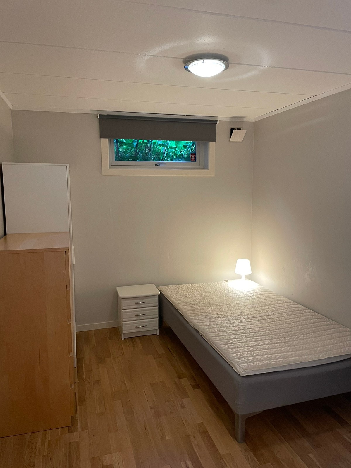 Seng, nattbord, kommode Galleribilde