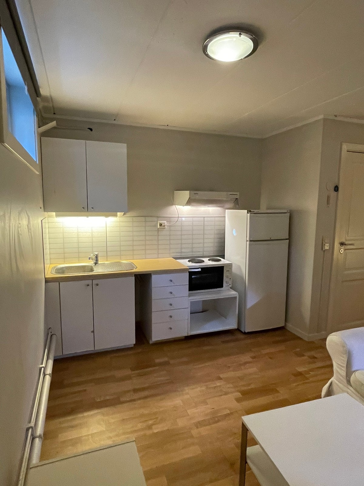 Kjøkken med hybelkomfyr, kjøl/frys, ventilator med kullfilter Galleribilde