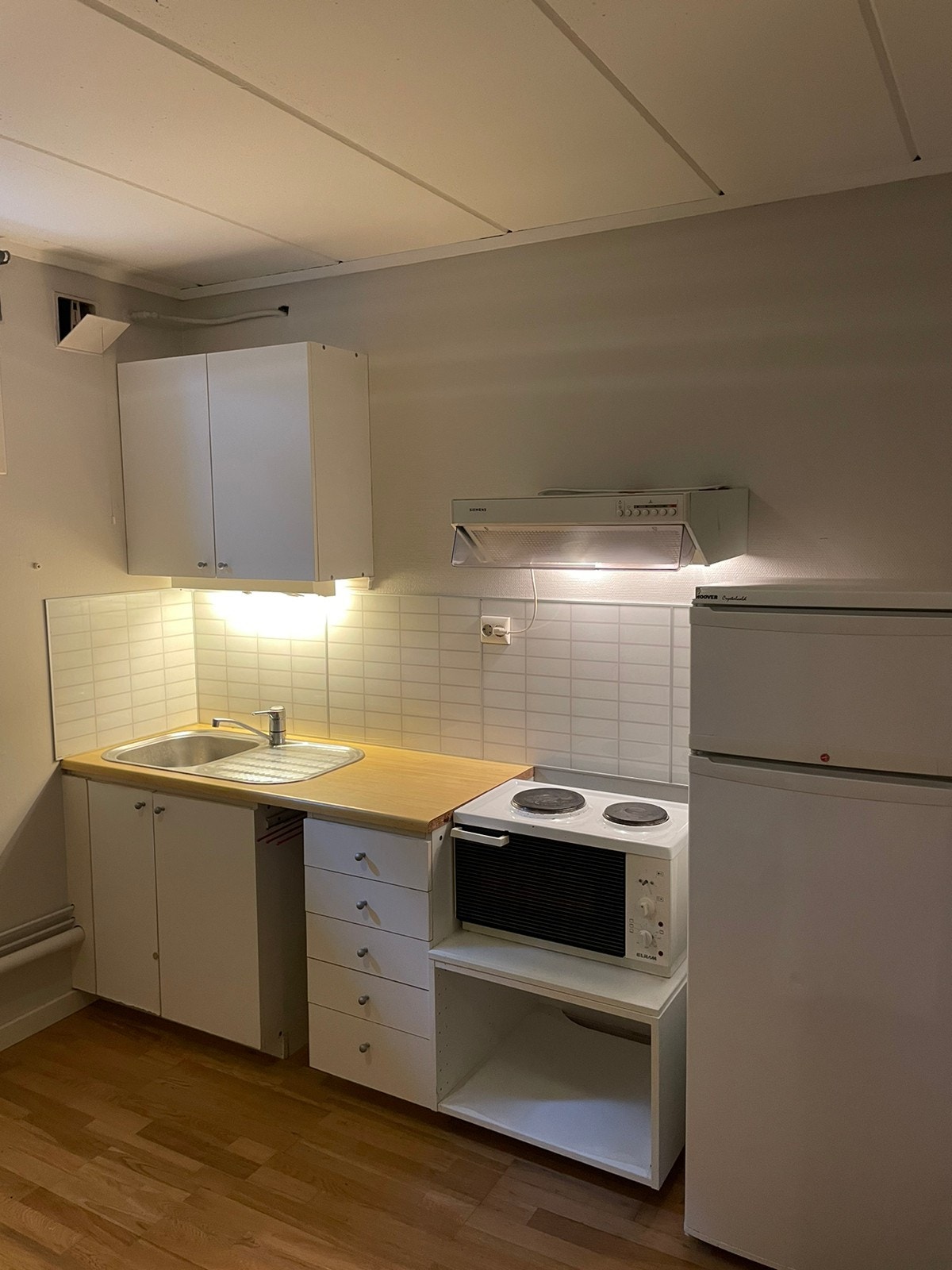 Kjøkken med hybelkomfyr, kjøl/frys Galleribilde