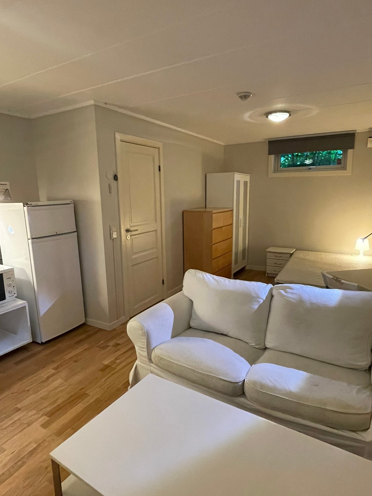 Dør fra hybel til gang med garderobe Galleribilde