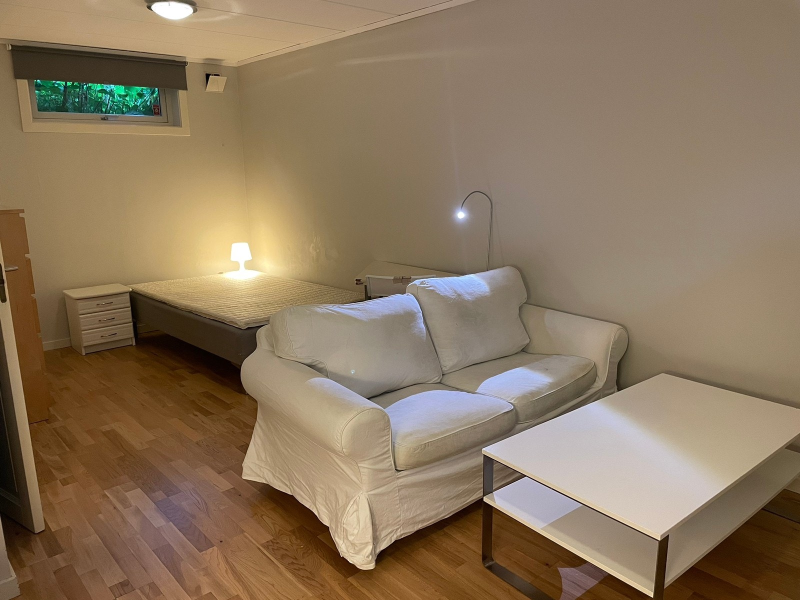 Sofa, bord, lamper Galleribilde