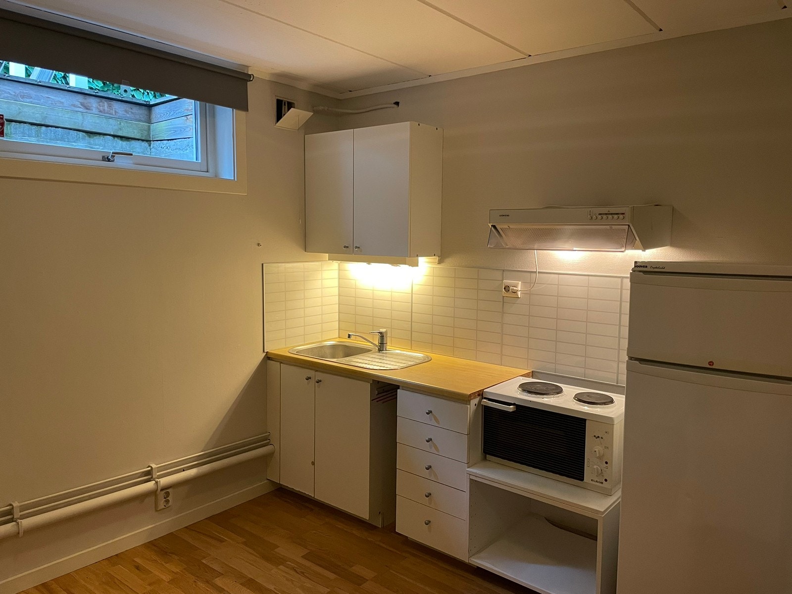 Kjøkken med hybelkomfyr, kjøl/frys Galleribilde