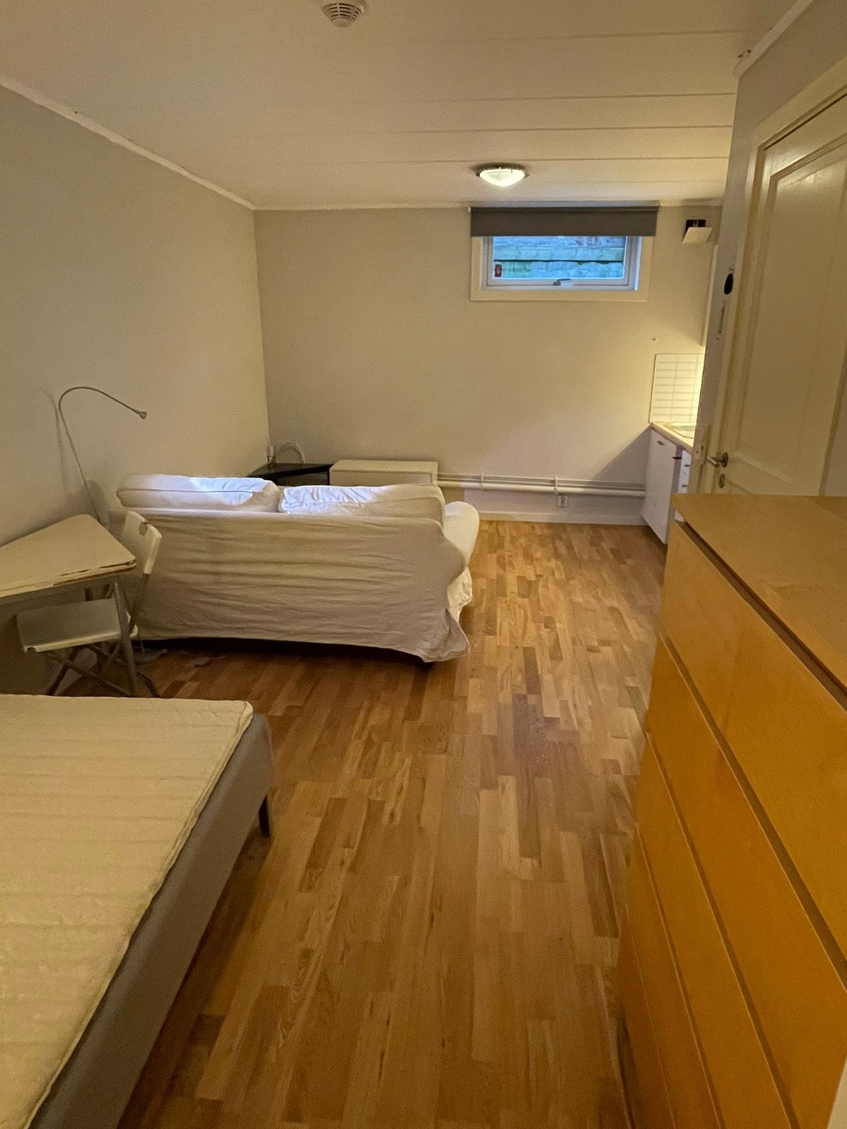 Sofa, bord, lamper, kommode Galleribilde