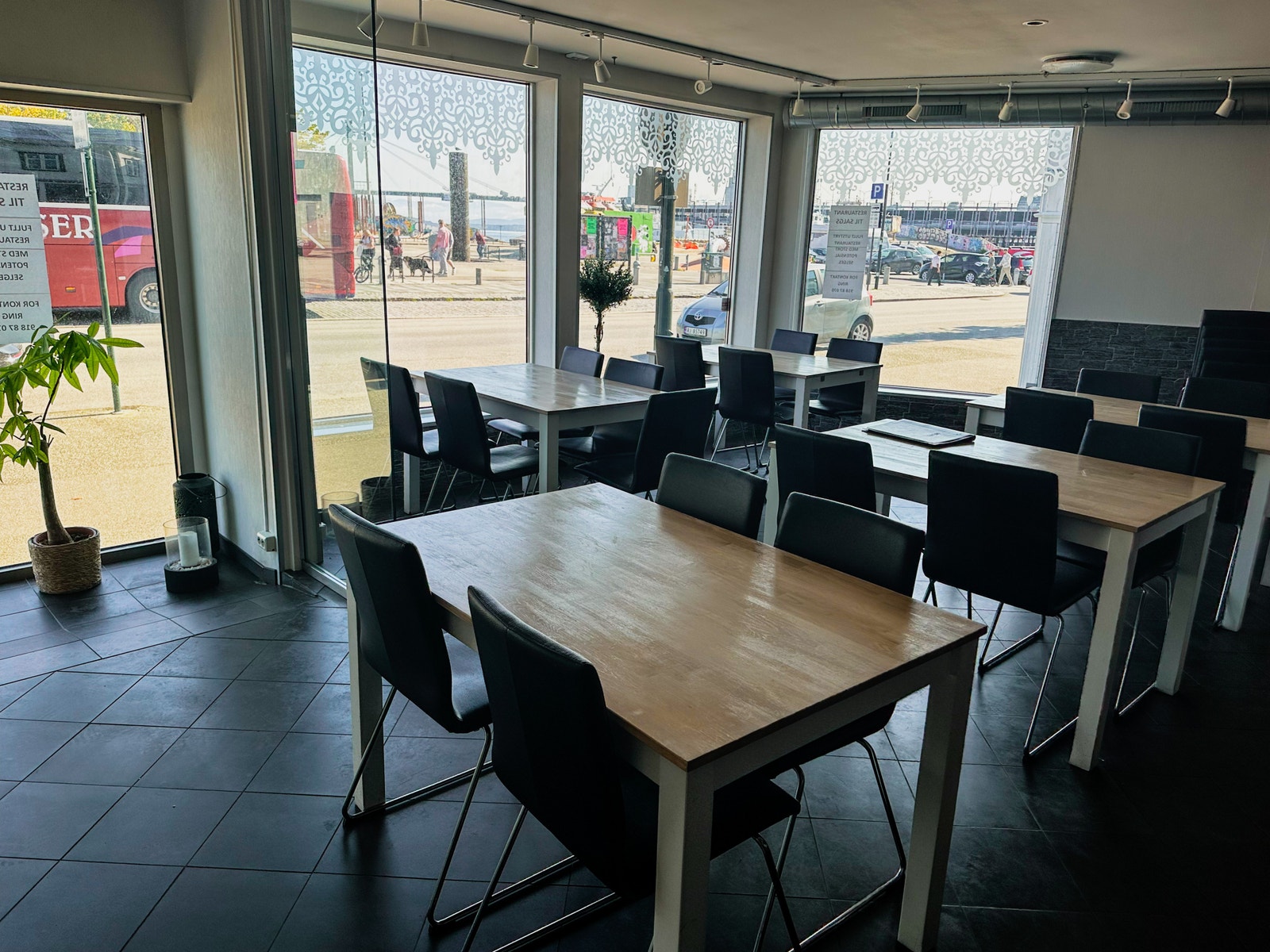 Godkjent for inntil 38 sitteplasser Galleribilde
