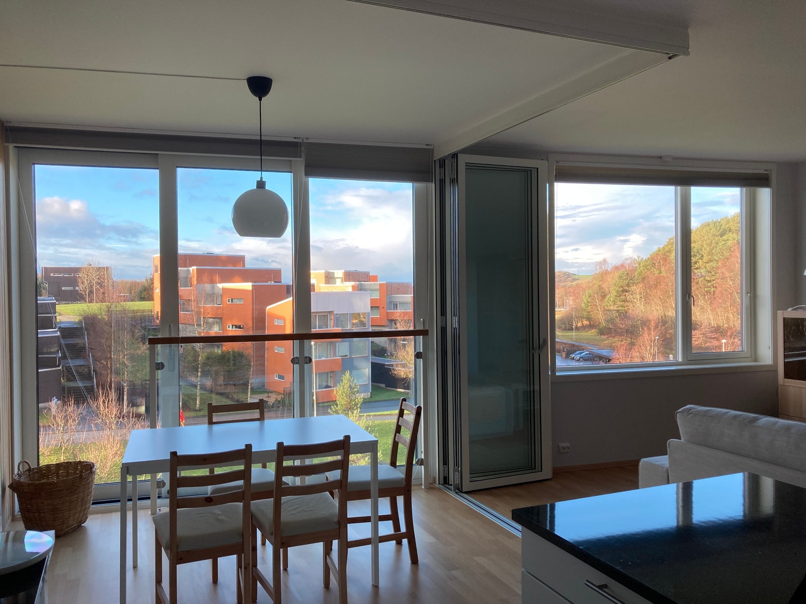 Pen stue med godt lysinnslipp Galleribilde