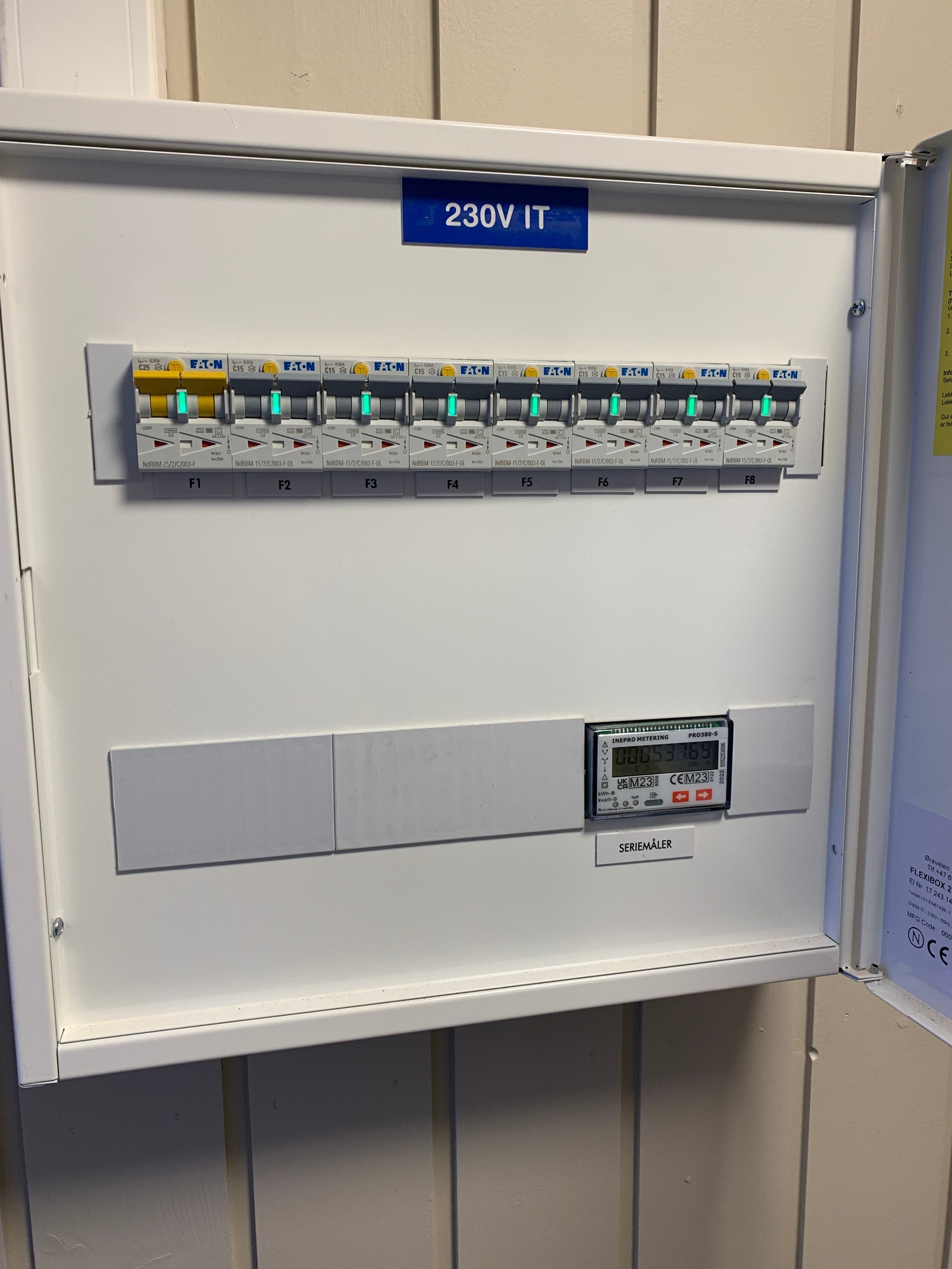 Nytt sikringsskap inkl. strømmåler (nede til høyre). Galleribilde