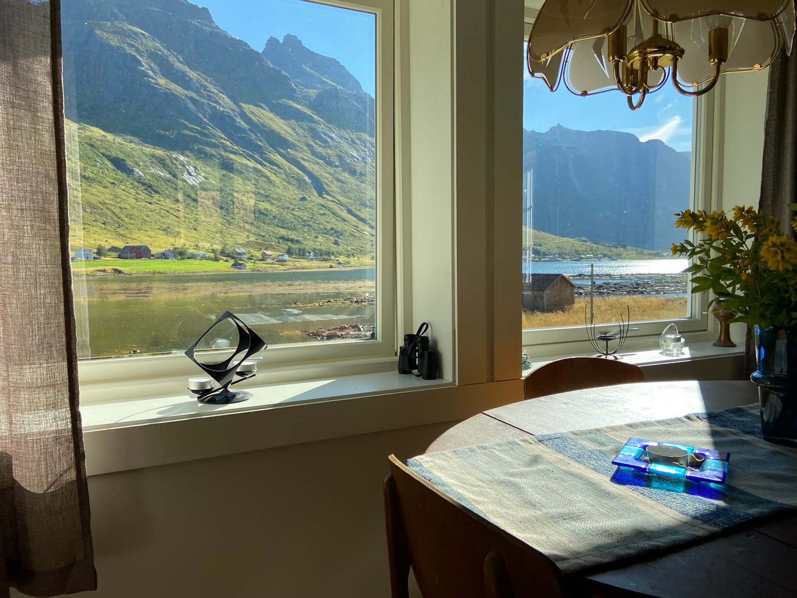 Flott utsikt fra stuevinduer Galleribilde