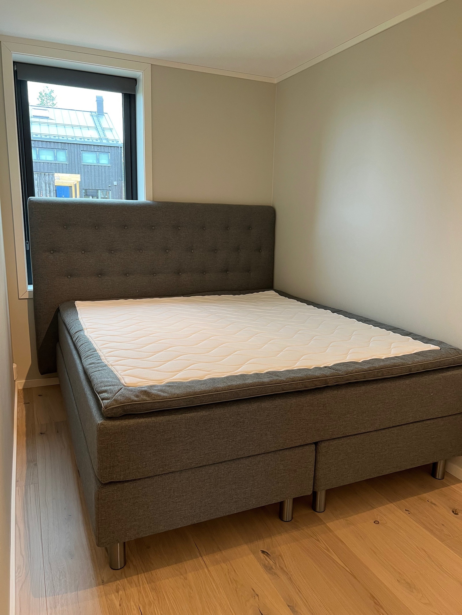 Stor seng med sengegavl 180x200 cm. Blendingsgardin Galleribilde