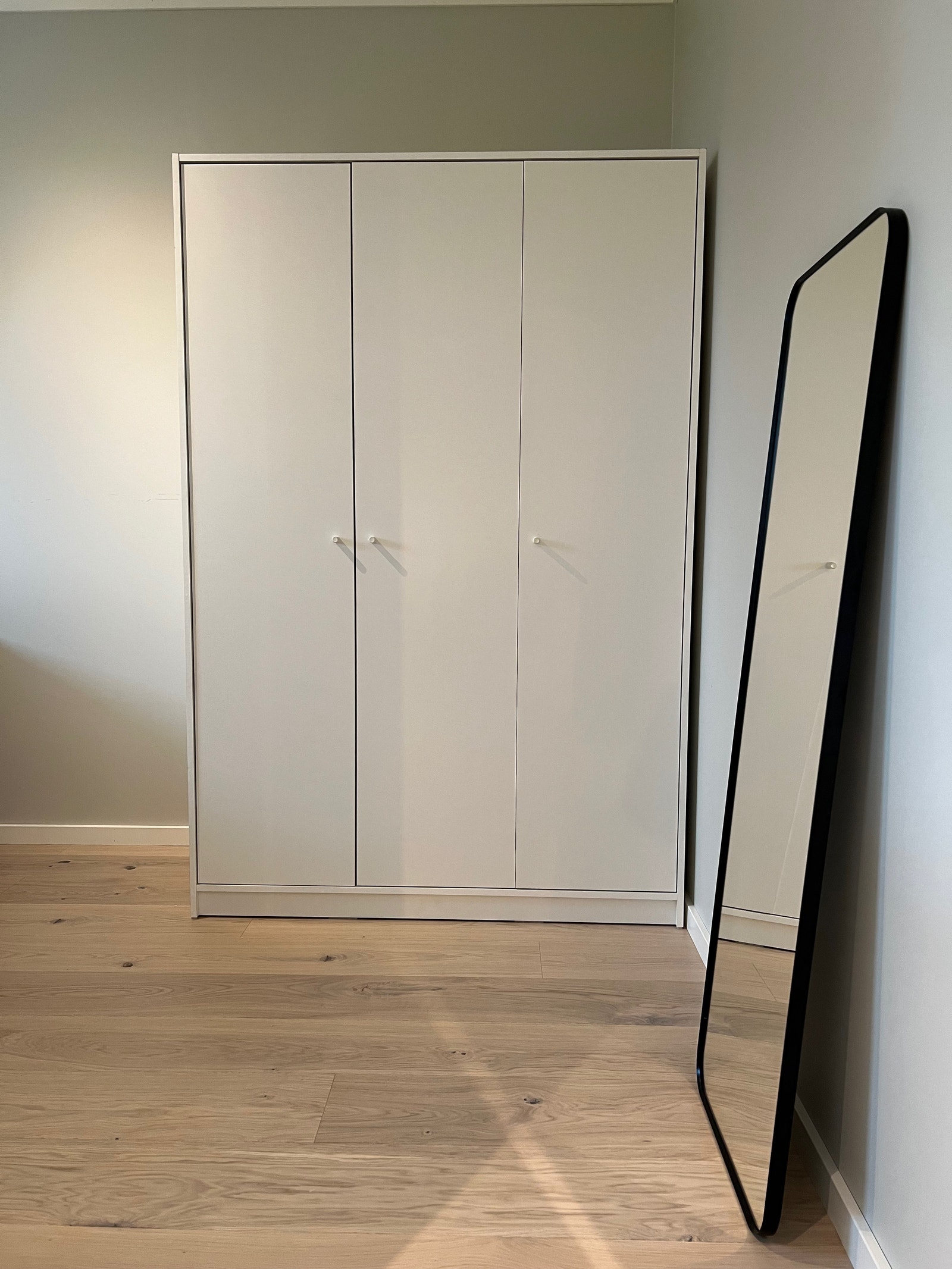 Skap og speil - plassering kan justeres Galleribilde