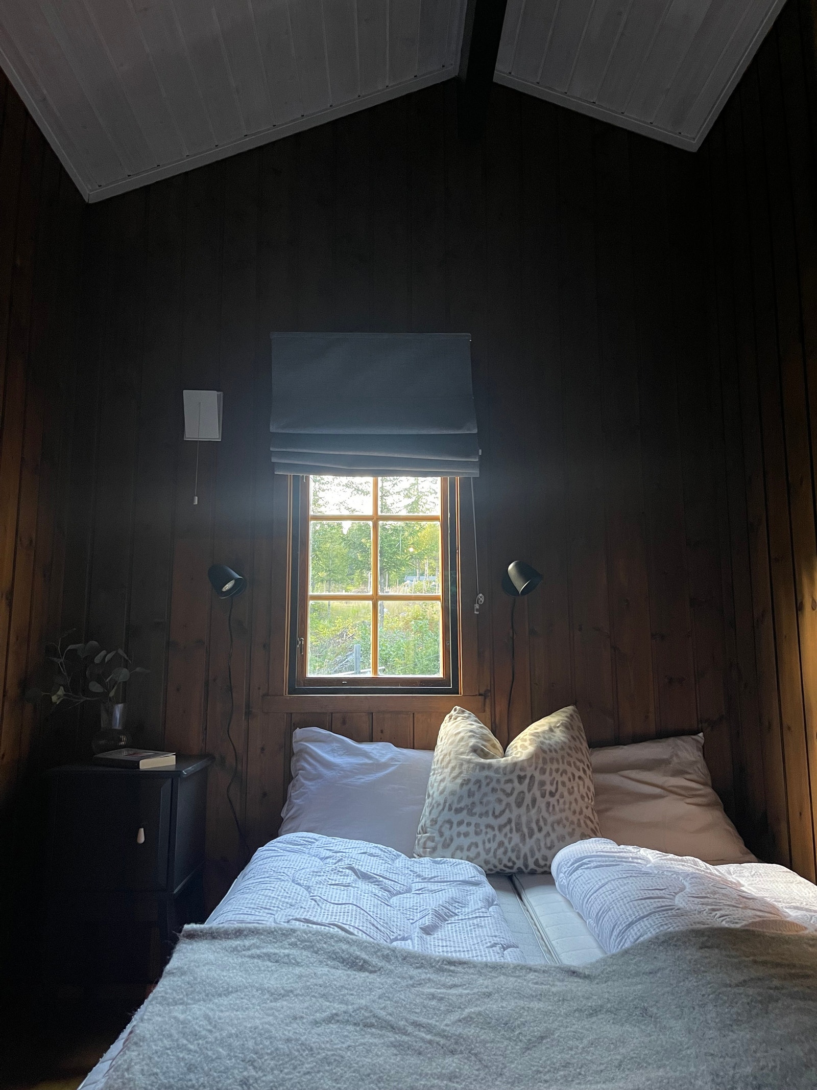 Hovedsoverom. Her kan sengene enkelt flyttes til hver sin vegg med nattbord i midten dersom det er ønskelig for leietakere. Galleribilde