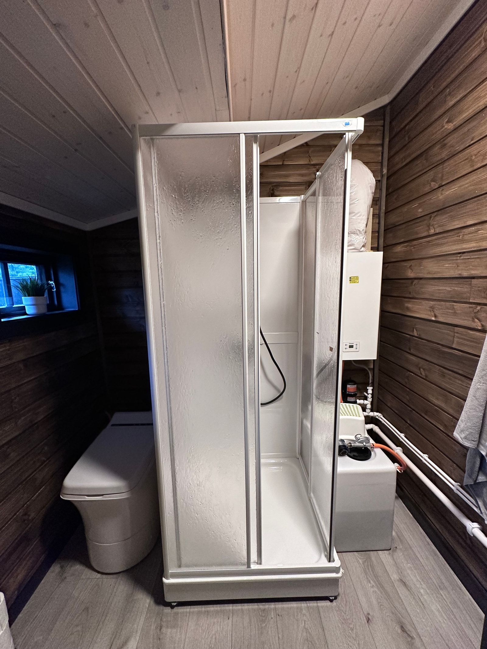 Forbrenningstoalett på gass samt dusj med varmtvannsbereder på gass. Gassalarm er installert på badet. På vinterstid må man koke vann i kjele for å dusje Galleribilde