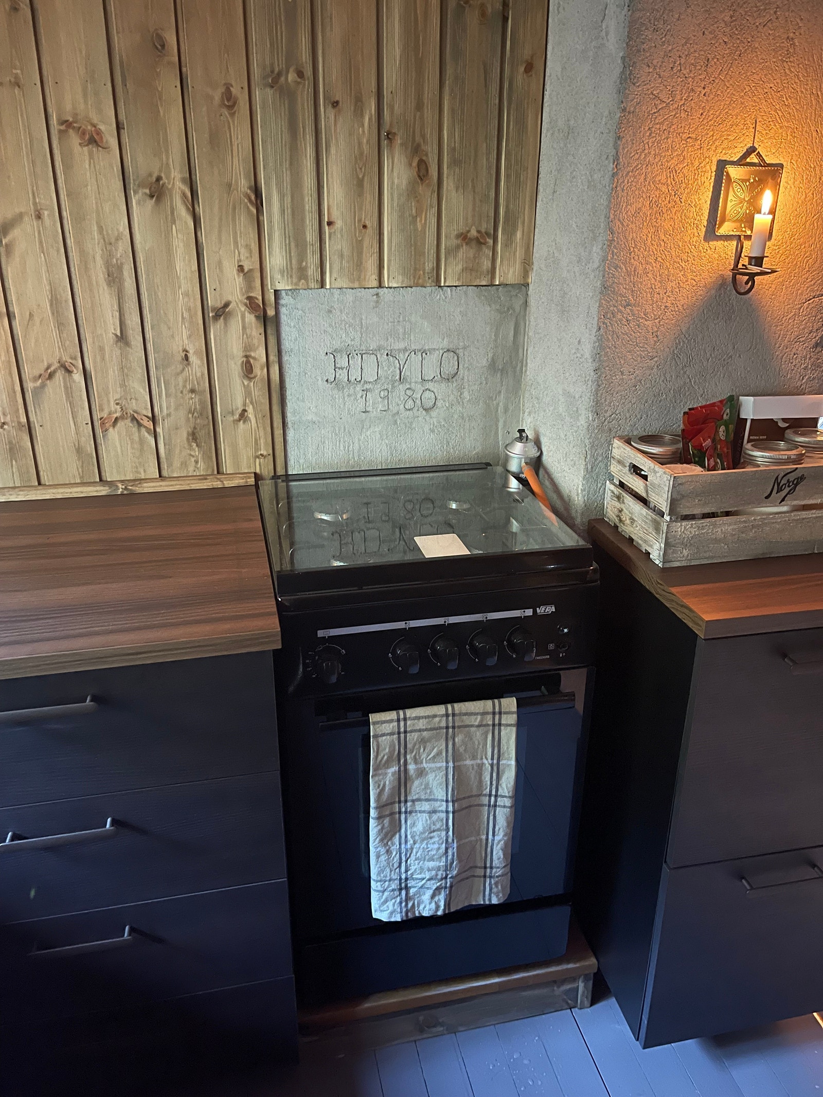 Gass-komfyr. Det er installert gass alarm på kjøkkenet. Galleribilde