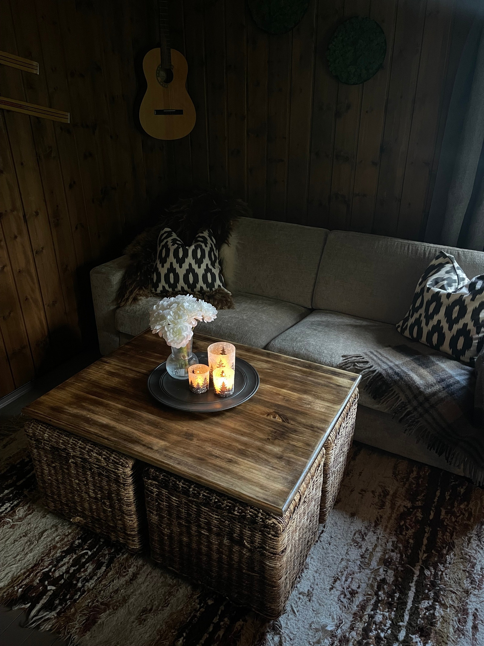 Stor og god sofa, samt fire ekstra sitteplasser i form av puffer under stuebordet som kan dras ut Galleribilde