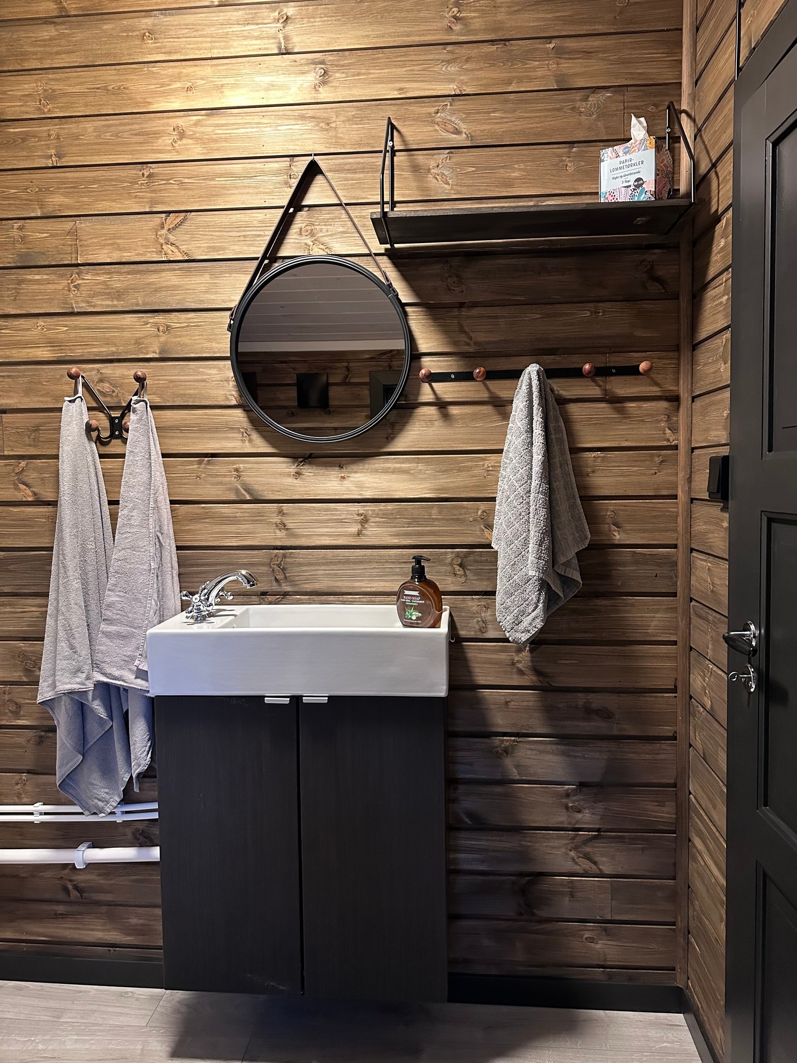 Helt nytt baderom med varmt og kaldt vann i vask og dusj. Galleribilde