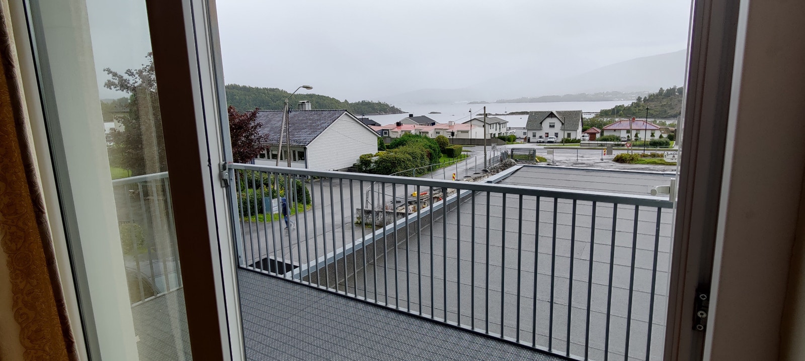 Romslig balkong med utsikt over Borgundfjorden. Galleribilde