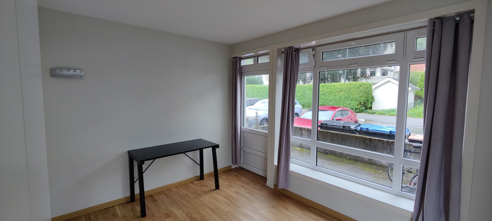 ... og egen dør ut til uteplass på nordsiden av bygget Galleribilde