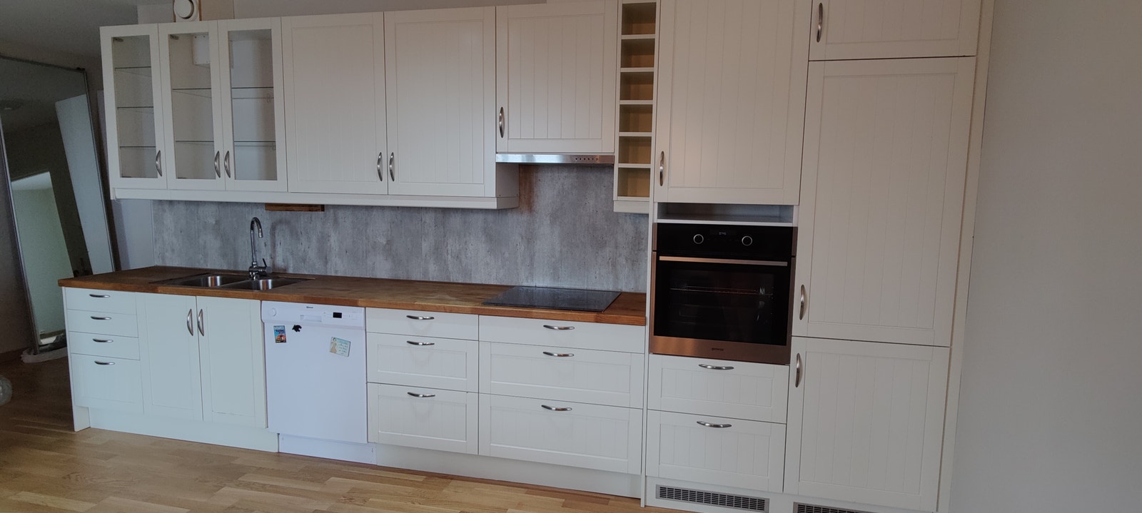 Kjøkken med integrerte hvitevarer og mye skapplass Galleribilde