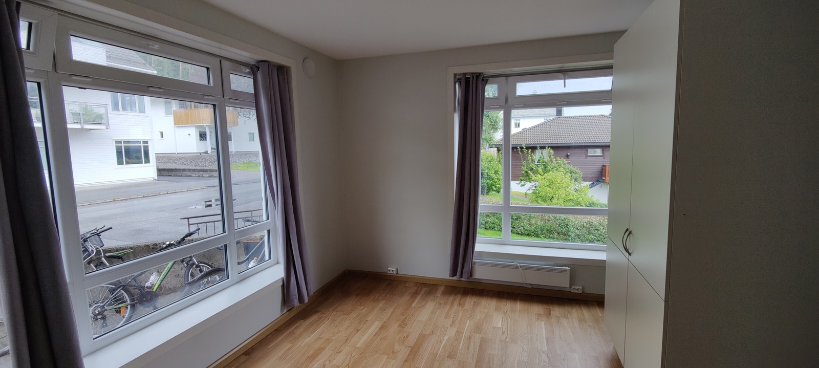 Soverom 1 har store vinduer og mye naturlig lys... Galleribilde