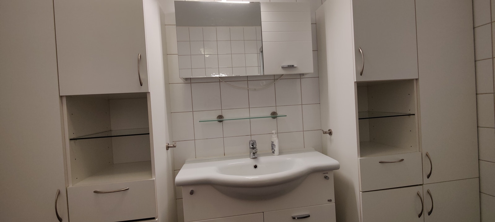 Baderomsinnredning med rikelig skapplass. Galleribilde