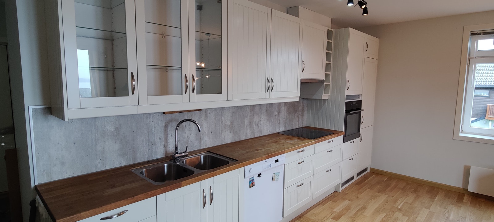 Lang benkeplate i heltre, med mye plass til matlaging Galleribilde