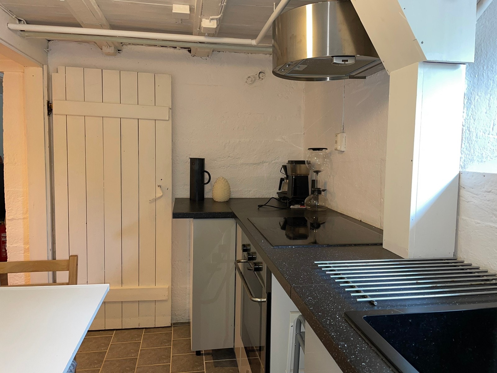 Kjøkken med spiseplass til 2/klaffbord Galleribilde