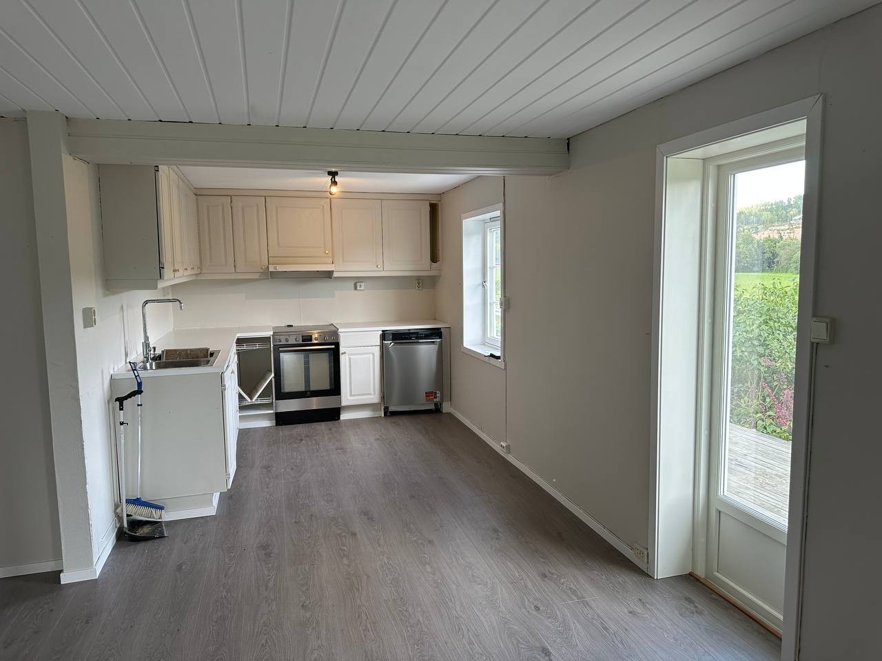 Kjøkken med utgang til terrasse Galleribilde