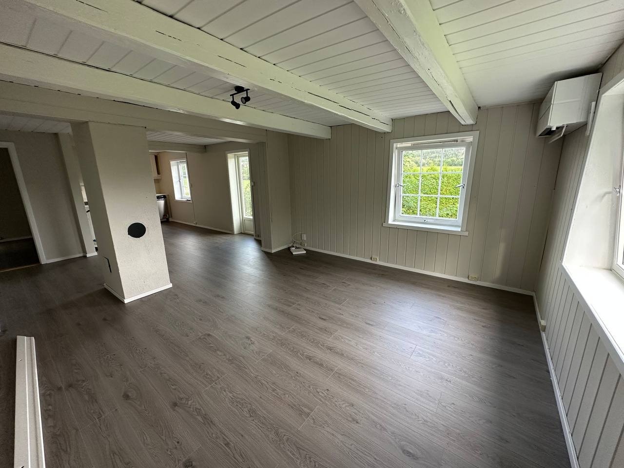 Åpen stue med mye lys og varmepumpe Galleribilde