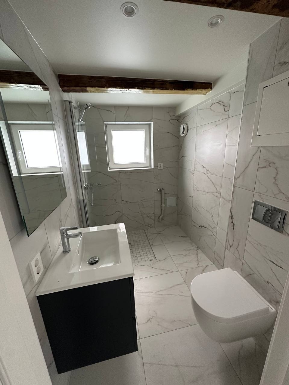 Modern og nyoppusset bad med gulvvarme Galleribilde