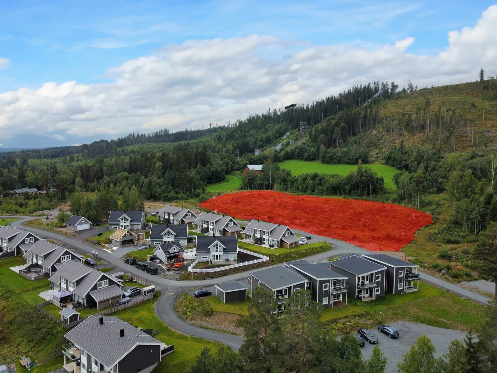 Oversiktsbilde over Raufoss skogen. Området hvor de nye boligene kommer er merket med rødt på bildet.